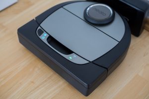 Neato D7 an der Ladestation