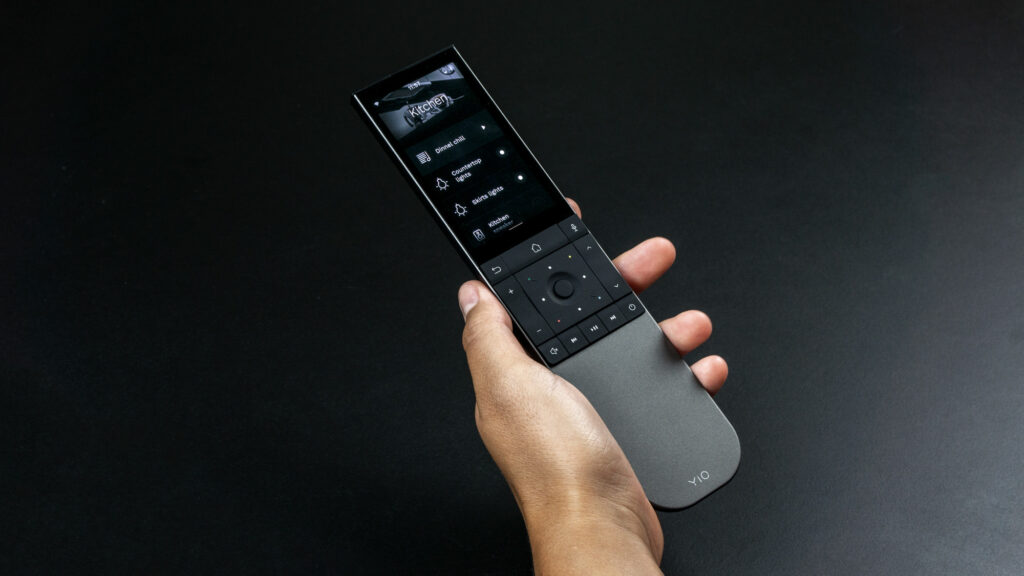 YIO Remote Two Universalfernbedienung