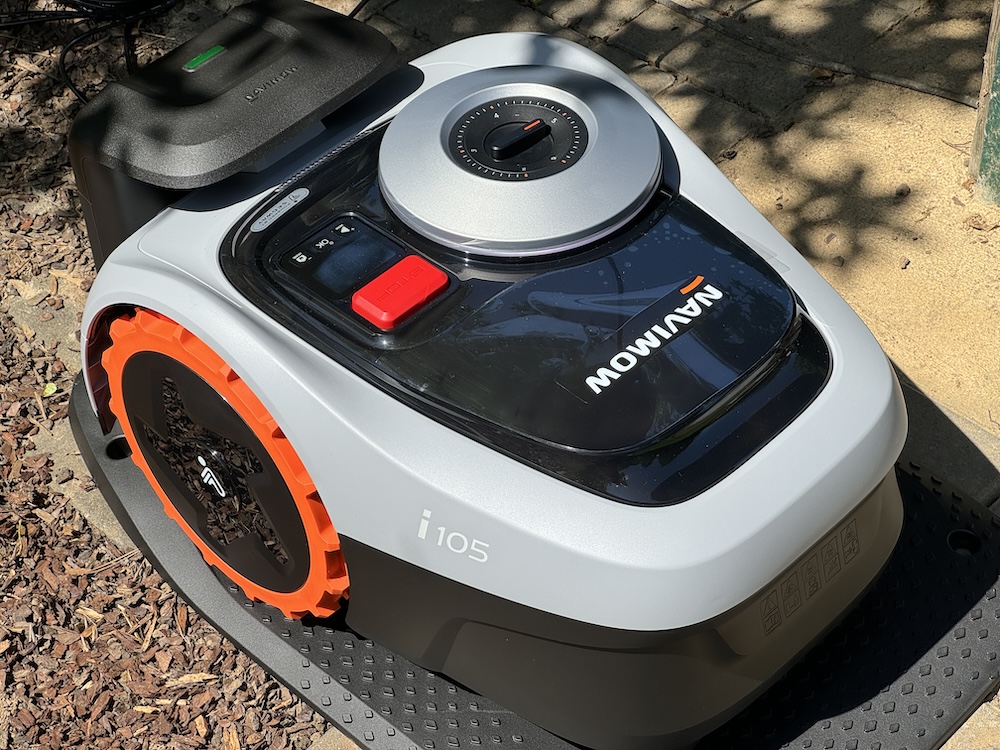 Ladestation des Mähroboters Navimow i105E