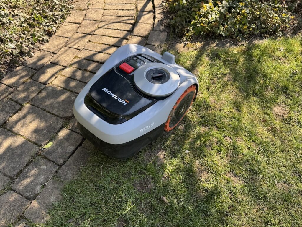 Der Mähroboter Navimow i105E im Einsatz