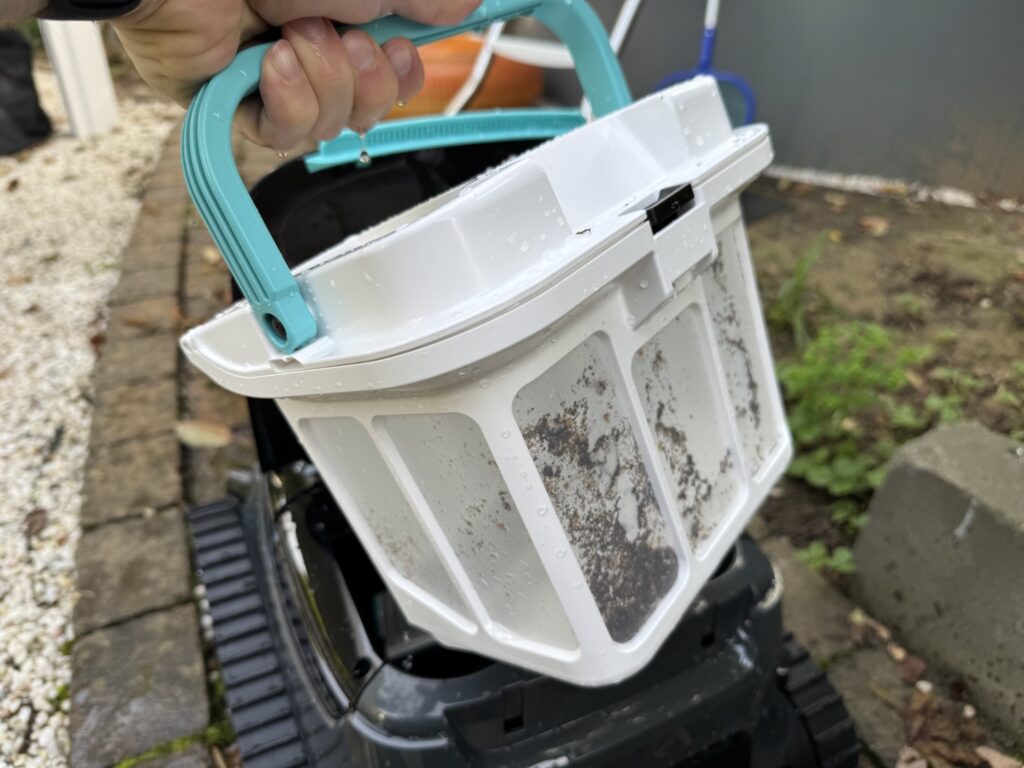 Poolroboter Scuba S1 Pro: Filterkorb wird aus dem Roboter genommen