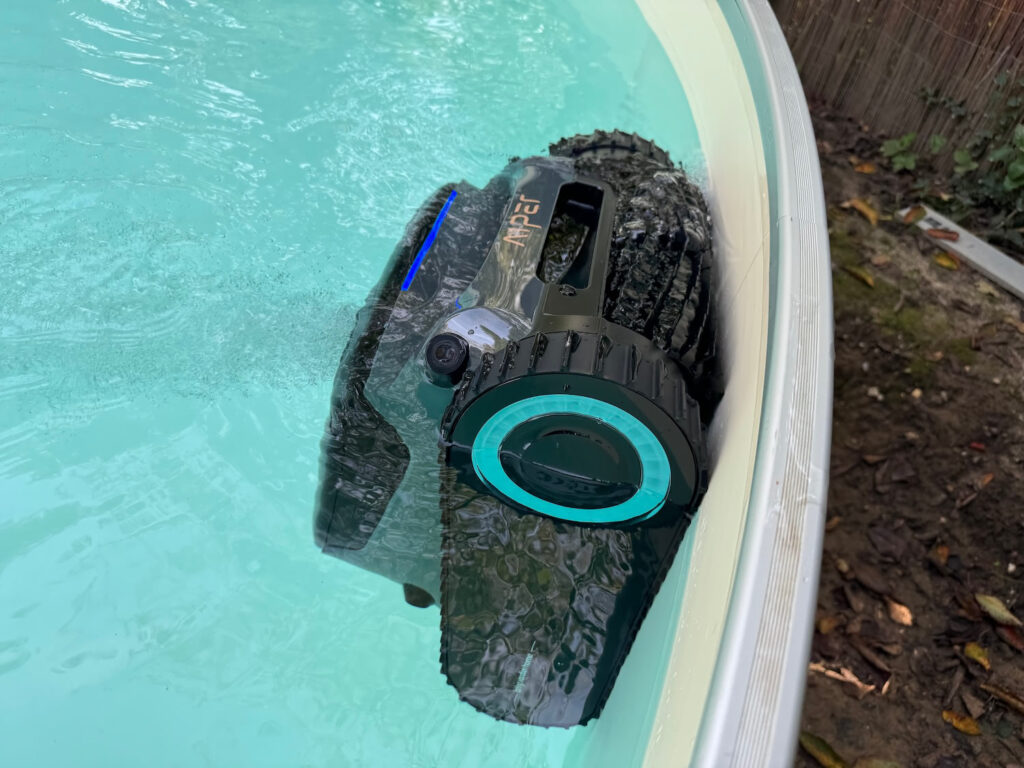 Poolroboter Scuba S1 Pro reinigt den Beckenrand und die Wasserlinie.