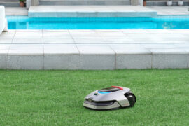 Ein Mähroboter von Draeme fährt auf einer Wiese