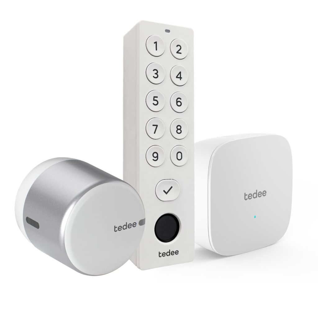 Türschloss von Tedee: Das Keypad und die Bridge sind optional erhältlich.
