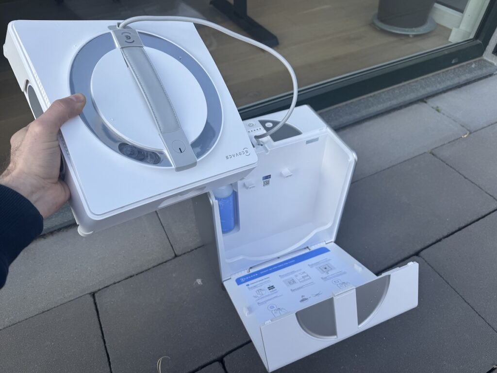 Der Ecovacs Winbot W2 PRO Omni Fensterputzroboter kann in der Station verstaut werden.