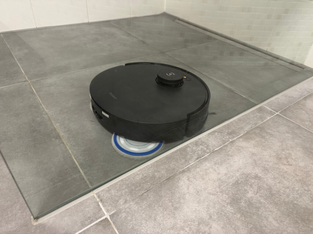 Ein Saugroboter wischt das Badezimmer