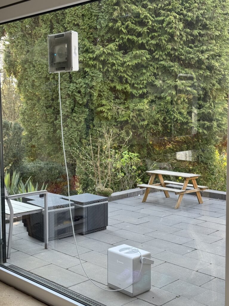 Der Ecovacs Winbot W2 Pro Omni Fensterputzroboter während des Reinigungsvorgangs