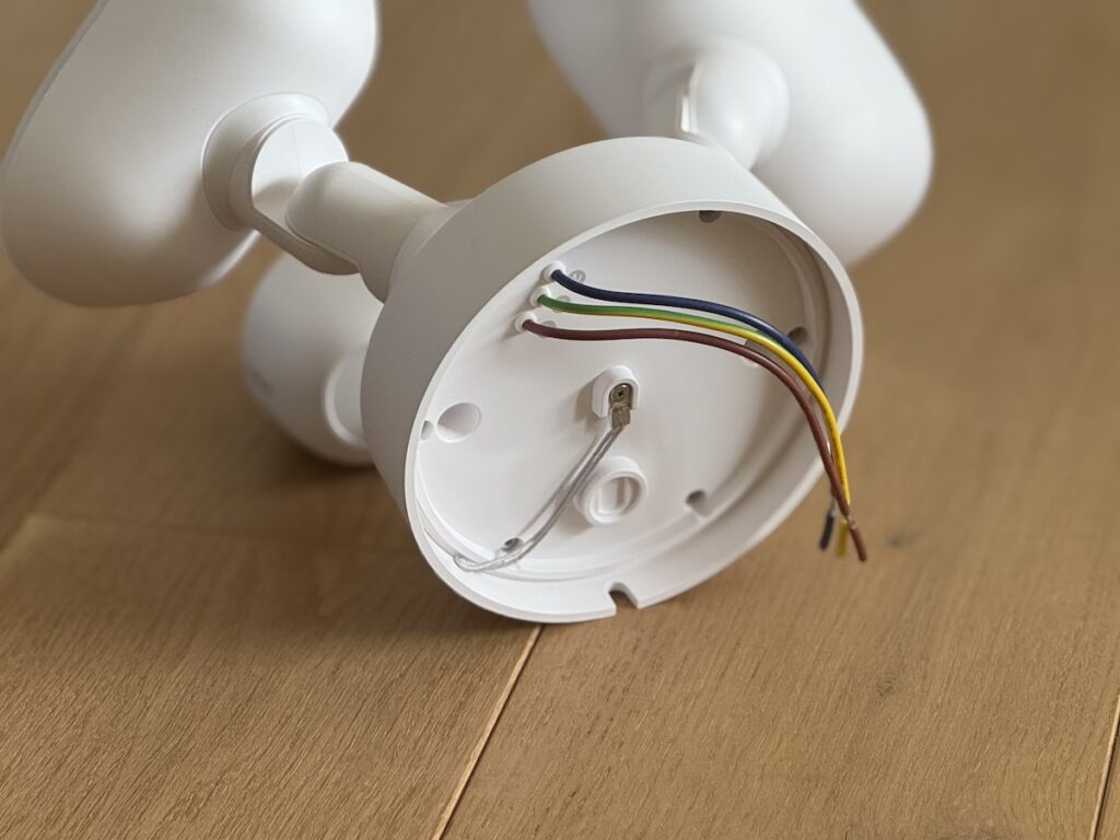 Foto: Rückseite der Reolink Elite Floodlight Überwachungskamera