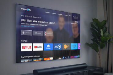 Foto eines Fernsehers. Auf dem Fernseher ist die Oberfläche des Dienstes Waipu zu sehen.