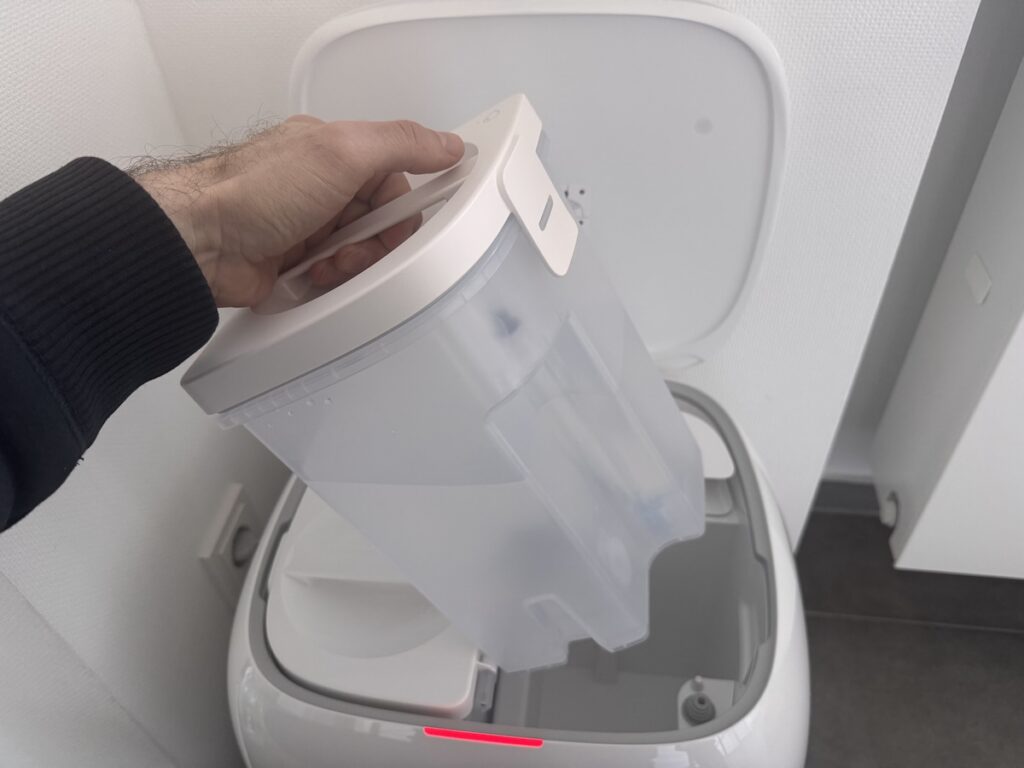 Foto der geöffneten Lade- und Absaugestation des Roborock Qrevo Curv 2 Flow