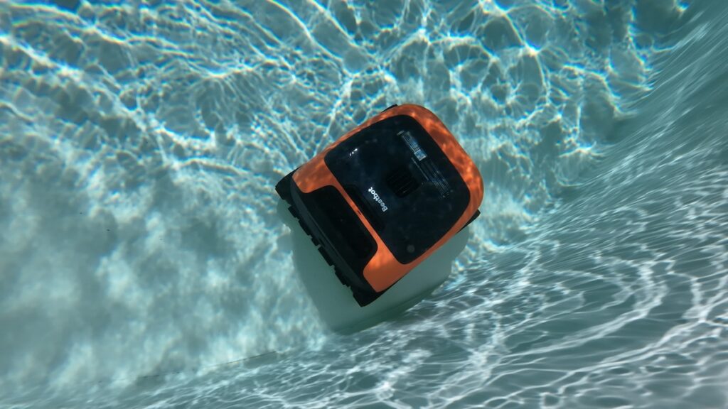 Poolroboter Beatbot Sora 30 während der Arbeit