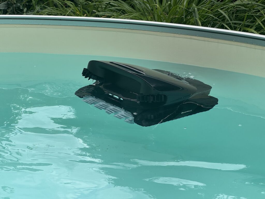 Dieser Poolroboter reinigt auch die Wasseroberfläche