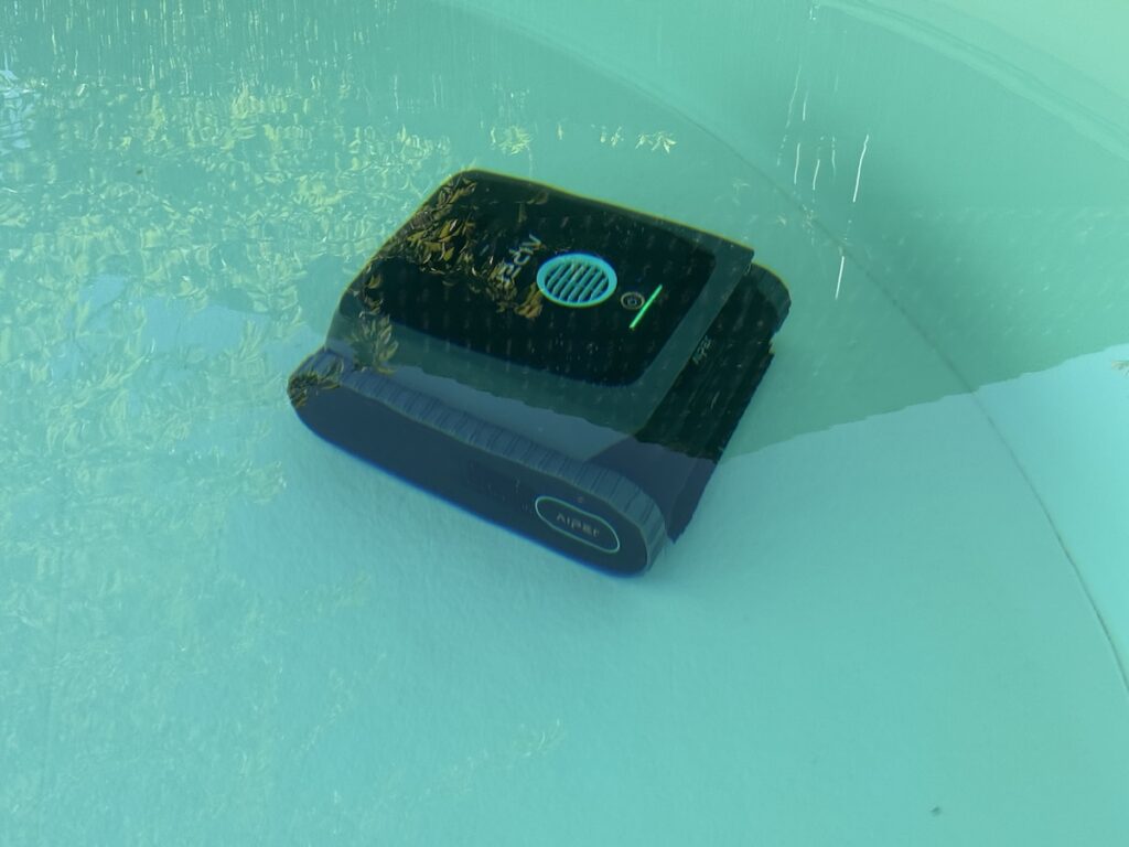 Aiper Scuba V3: Aufnahme des Poolroboters während der Reinigung