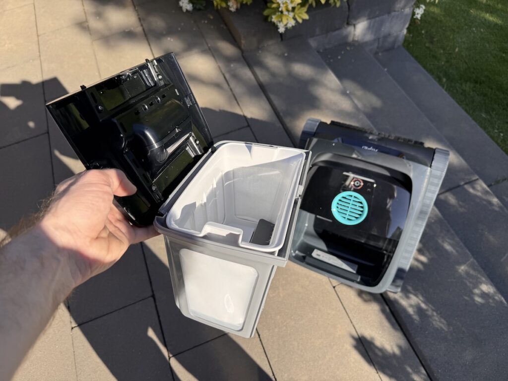 Aiper Scuba V3: Foto des entnommenen Filters. Im Hintergrund sieht man den Poolroboter