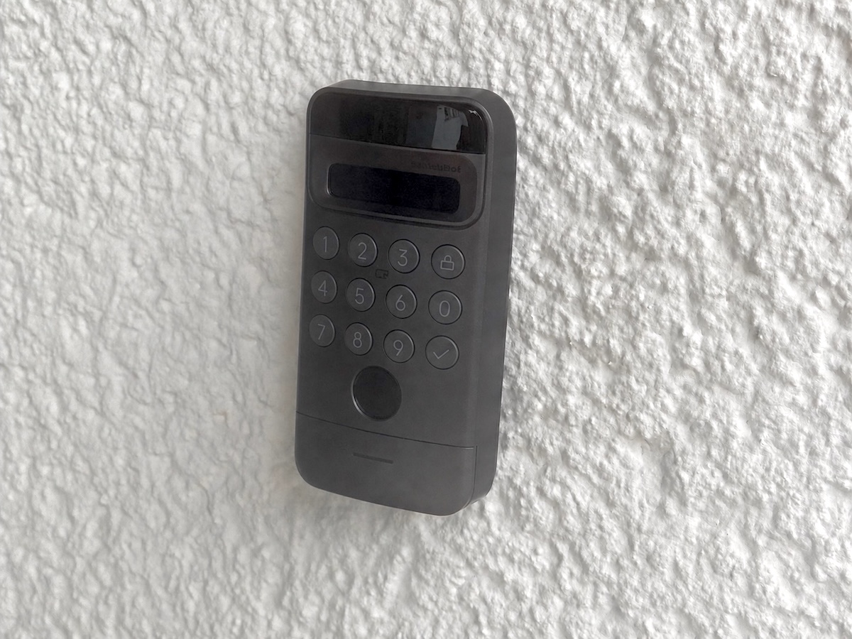 Montiertes SwitchBot Keypad Vision Pro mit Gesichts- und Handvenenerkennung an der Tür