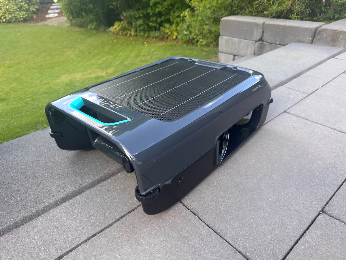 Aiper EcoSurfer S2 Poolroboter steht vor dem Testeinsatz auf einer Terrasse
