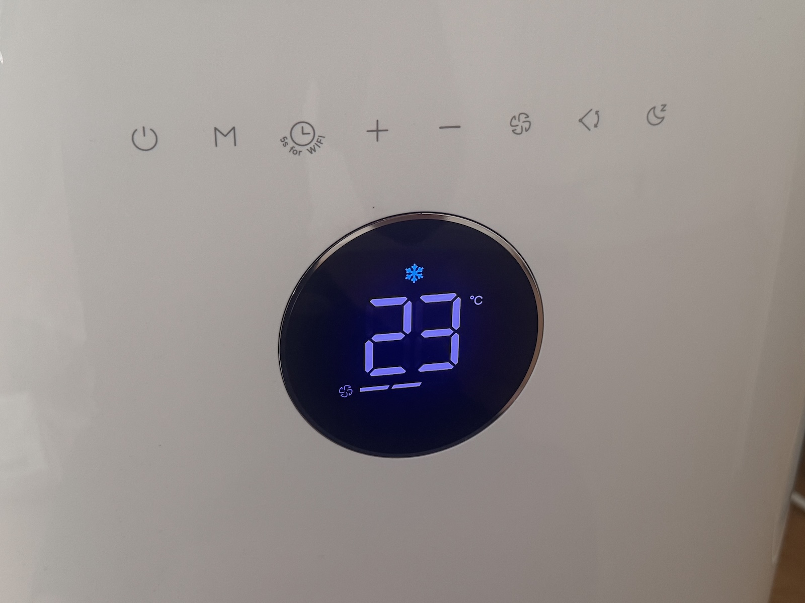 Bedienfeld der Dreo Mobile Klimaanlage 318S mit berührungsempfindlichen Tasten und rundem Display, das 23 Grad im Kühlmodus anzeigt
