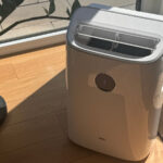 Dreo Mobile Klimaanlage 318S im Test, aufgestellt in einem Wohnraum mit angeschlossenem Abluftschlauch zum Fenster