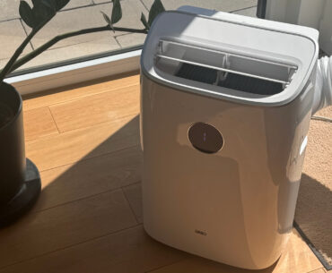 Dreo Mobile Klimaanlage 318S im Test, aufgestellt in einem Wohnraum mit angeschlossenem Abluftschlauch zum Fenster