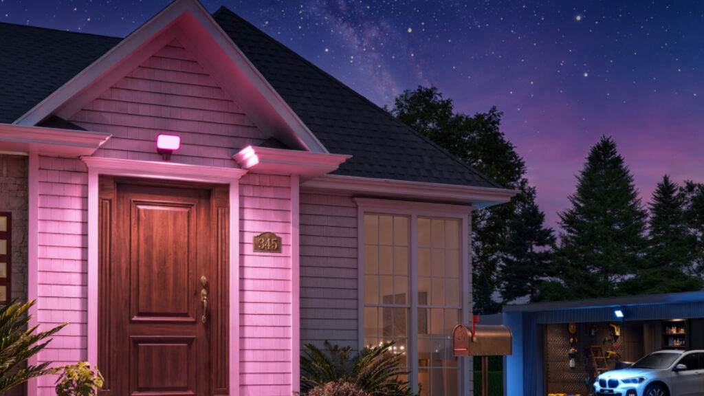 Govee LED Strahler Außen beleuchtet eine Hausfassade mit farbigem Licht in der Dämmerung