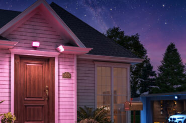 Govee LED Strahler Außen beleuchtet eine Hausfassade mit farbigem Licht in der Dämmerung