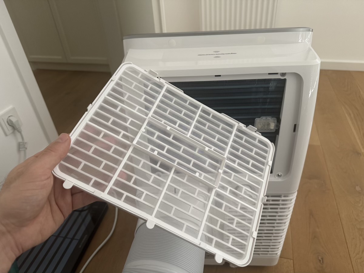 Herausnehmbarer Luftfilter der Dreo Mobile Klimaanlage 318S wird zur Reinigung von der Rückseite des Geräts entnommen