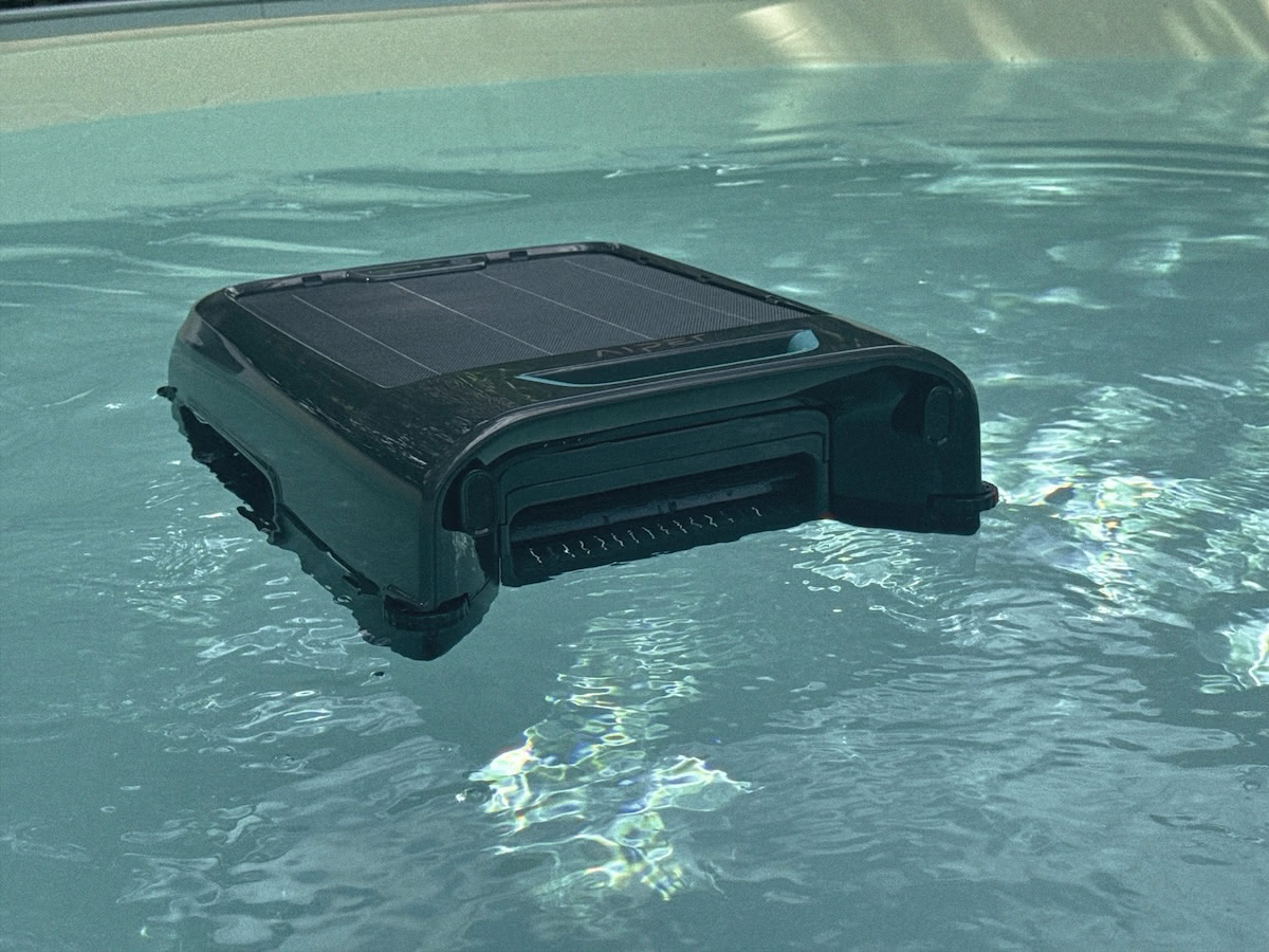 Aiper EcoSurfer S2 schwimmt an der Wasseroberfläche eines Pools und sammelt Schwimmschmutz