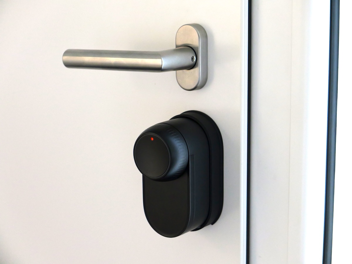 Fertig montiertes SwitchBot Smart Lock Ultra an der Türinnenseite