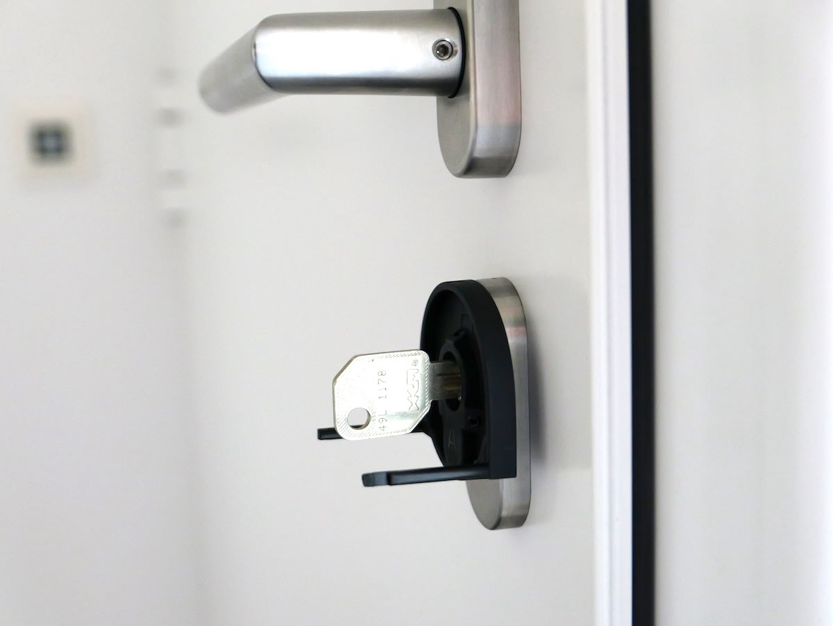 Montage des SwitchBot Smart Lock Ultra: Halterung mit eingestecktem Schlüssel wird verschraubt