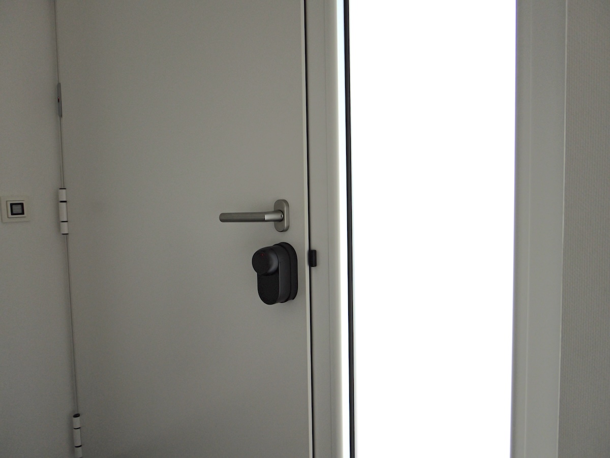 Montiertes SwitchBot Smart Lock Ultra an der Türinnenseite