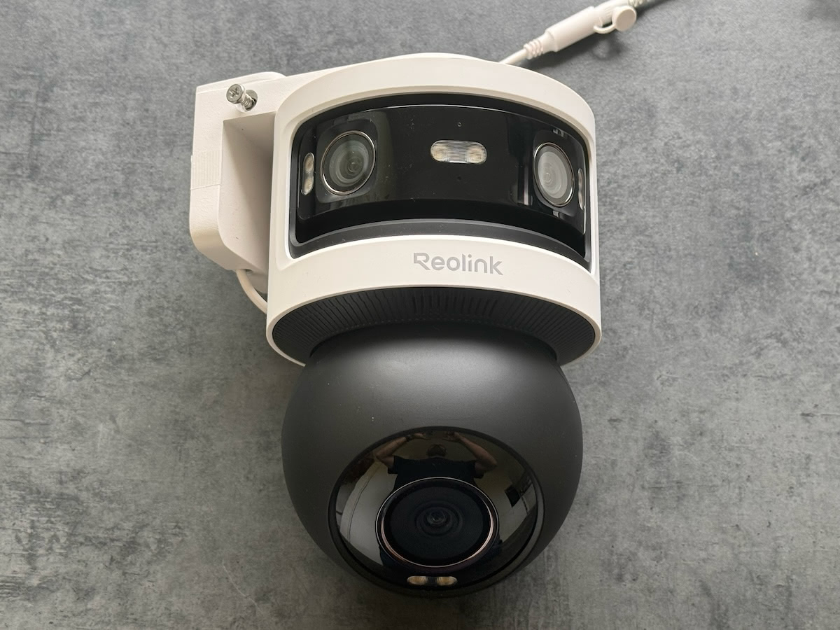 Reolink OMVI 3i WiFi im Test: Nahaufnahme der Kamera mit dem oberen Dual-Objektiv für das 180-Grad-Panorama und der schwenkbaren 4K-PTZ-Einheit darunter.