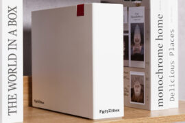 Foto der FRITZ!Box DSL/Fiber 7-90 in einem Bücherregal