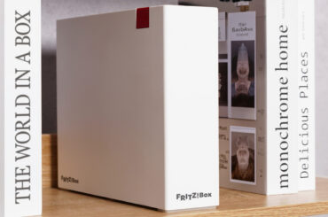 Foto der FRITZ!Box DSL/Fiber 7-90 in einem Bücherregal
