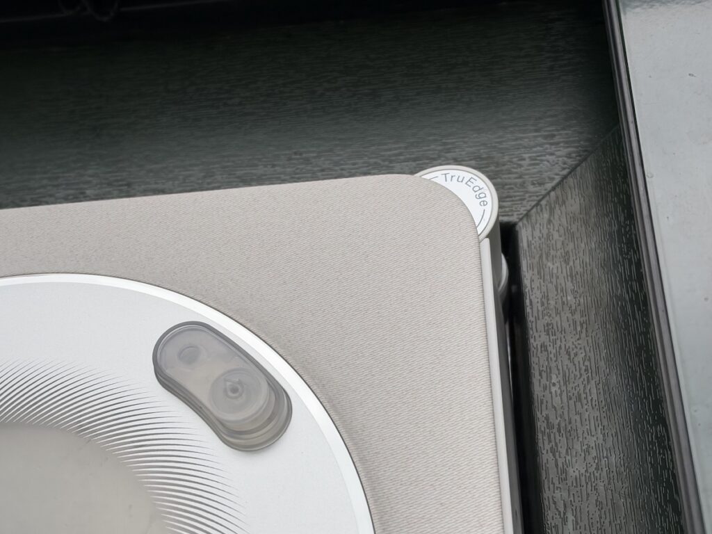 Ecovacs Winbot W2S Omni reinigt die Ecke einer Fensterscheibe, die TruEdge-Schrubber reichen bis an den Rahmen