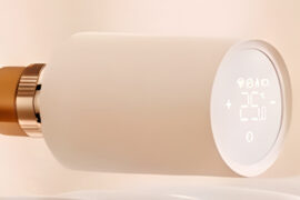Meross MTS155 Heizkörperthermostat mit eingeschaltetem Display an einem Heizkörperventil