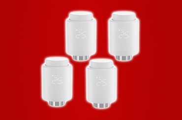 Angebote im Rahmen der Prime Deal Days 2026: 4 smarte Heizkörperthermostate auf einem roten Hintergrund.