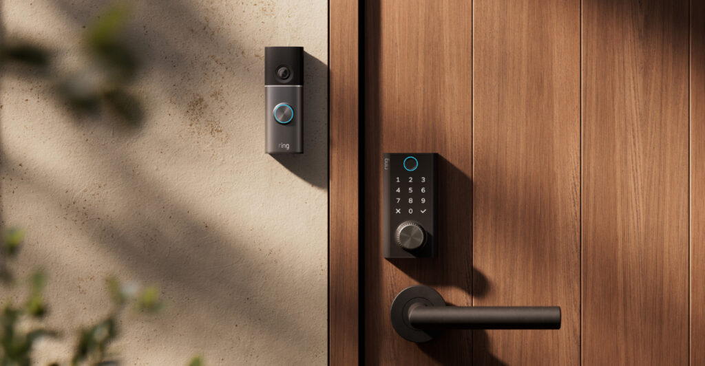 Ring Smart Lock mit Zahlenfeld und Drehknopf an einer Holztür, daneben eine Ring Türklingel an der hellen Hauswand